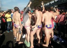 Kenakan Celana Dalam Motif Bendera Malaysia, 9 Turis Australia Ditahan